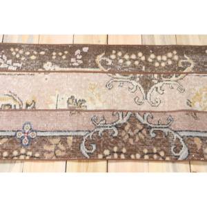 Alfombra Turca Vintage, Alfombra de Retazos de 1.7x8.5 pies, Alfombra de Pasillo Marrón con Diseño Floral - Product Image 3