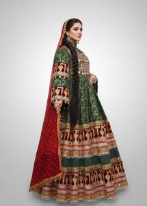 Robe tribale afghane Kuchi exquise et lourdement brodée en vert émeraude et rouge bordeaux avec des motifs traditionnels de pièces de monnaie et des miroirs - Product Image 4
