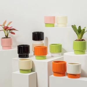 Magnifiques vases à fleurs en céramique colorée, design moderne pour décorations de mariage, présentant des arrangements floraux spectaculaires - Product Image 4