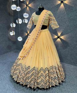 Vêtements de mariée en coton polyester, la plus belle et attrayant, robe de mariée élégante, lehenga chari avec dupatta, travail de broderie lourde pour femmes indiennes - Product Image 1