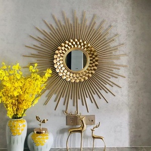 Miroir mural en métal doré décoratif fantaisie pour la maison, miroir mural décoratif artisanal, miroir mural de luxe à prix avantageux. - Product Image 3