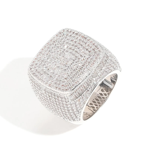 Anillo Hip Hop Plateado Icónico con Baño de Rodio y Diamantes Moissanite Diseñado para Máxima Brillantez, Lujoso para Bodas - Product Image 4