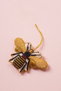 Adornos colgantes de lana de alta calidad hechos a mano Zari, adornos festivos brillantes para árboles de Navidad dorados con encanto navideño - Product Image 5