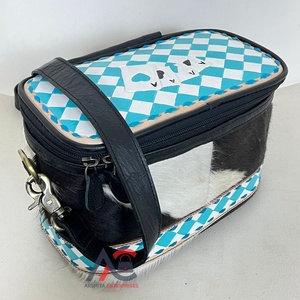 Bolsas de maquillaje portátiles de viaje de cuero mecanizadas a mano personalizadas de fábrica con correa para el hombro bolsas de cosméticos de belleza a cuadros estuches de tocador - Product Image 1