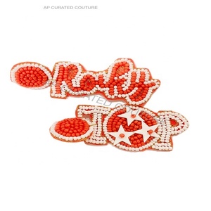 ต่างหูดีไซเนอร์ลูกปัดทำมือปรับแต่งได้แบบอินเดียพร้อมชื่อทีมสำหรับสาวๆวันเกมวันแต่งงานโอกาสขายส่ง - Product Image 1