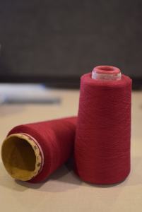 20/1 vòng quay sợi 100% <span class=keywords><strong>polyester</strong></span> có độ bền cao nhuộm màu đỏ để đan và dệt vải-Thương hiệu fsf - Product Image 4