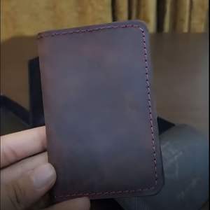 Cartera Bifold de Cuero Genuino Marrón Cosida a Mano para Hombre, Tarjetero Delgado con Costuras Rojas, Cartera Premium Compacta Pro - Product Image 4