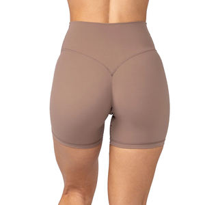 Short d'entraînement pour femme en style taille haute avec matériau à séchage rapide et look sportif conçu pour les routines d'entraînement quotidiennes - Product Image 6