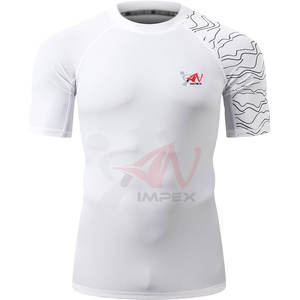 เสื้อแรชการ์ดแขนสั้นสวมใส่สบาย ระบายเหงื่อได้ดี เหมาะสำหรับการออกกำลังกายและไลฟ์สไตล์แอคทีฟสำหรับผู้ชาย - Product Image 2