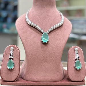 Ensemble de collier et boucles d'oreilles en zircon doublette de haute qualité avec finition argentée, collection pour femmes, pour les mariages et les soirées - Product Image 1