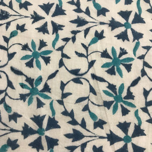 ผ้าฝ้ายพิมพ์ลายด้วยมือ ลายเถาวัลย์ดอกไม้ |   สิ่งทอสีน้ำเงินและสีเขียวของอินเดีย - Product Image 4