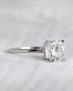 Anillo de compromiso solitario moissanita con corte de cojín de 8mm | Anillo de compromiso de plata y oro blanco | Joyería fina personalizada OEM al por mayor - Product Image 2