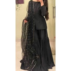 Élégante tenue de soirée noire en organza coupe trapèze avec taille naturelle, col carré, superposition transparente et dupatta Bindi - Product Image 3