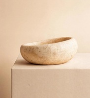 Bol décoratif en pierre de travertin moderne avec une forme organique minimaliste pour la décoration intérieure de luxe et un style d'accentuation élégant