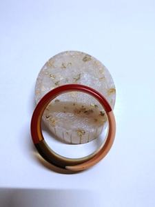 Brazaletes hechos a mano de madera marrón y crema para niñas y mujeres en forma circular - Product Image 5