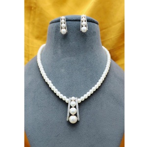 Superbe look élégant à la mode pendentif collier ensemble avec boucles d'oreilles belles perles Look collier pour fête porter pour les femmes - Product Image 1