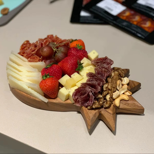 Planche à servir en bois d'ananas de designer, forme unique, parfaite pour la présentation sur table et la photographie culinaire, fabriquée à la main en Inde - Product Image 1