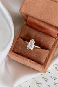 Bague solitaire surprise en or massif 14 carats avec diamant de laboratoire taille poire serti clos de 1,52 carat, pour bijoux unisexe, cadeau pour les amoureux, anniversaire - Product Image 2
