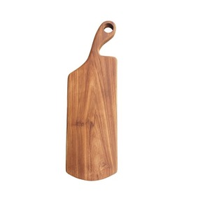 Planche à découper en bois décorative parfaite pour la préparation des aliments et la présentation de table élégante lors de rassemblements - Product Image 1