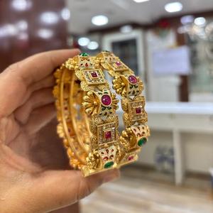 Brazaletes de Patla que se pueden abrir chapados en oro alto clásico para uso festivo y de fiesta Ropa tradicional para funciones ceremoniales - Product Image 1