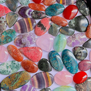 Venta al por mayor 100% Natural Green Gemstone Mix Cabochon AAA Grade Pulido Piedras preciosas sueltas Buena calidad Suministro a granel OEM disponible - Product Image 1