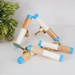 Bouton moderne en résine et bois en forme de T pour commodes, tiroirs, portes et armoires, poignée de meuble en matériaux mixtes faite à la main - Product Image 3