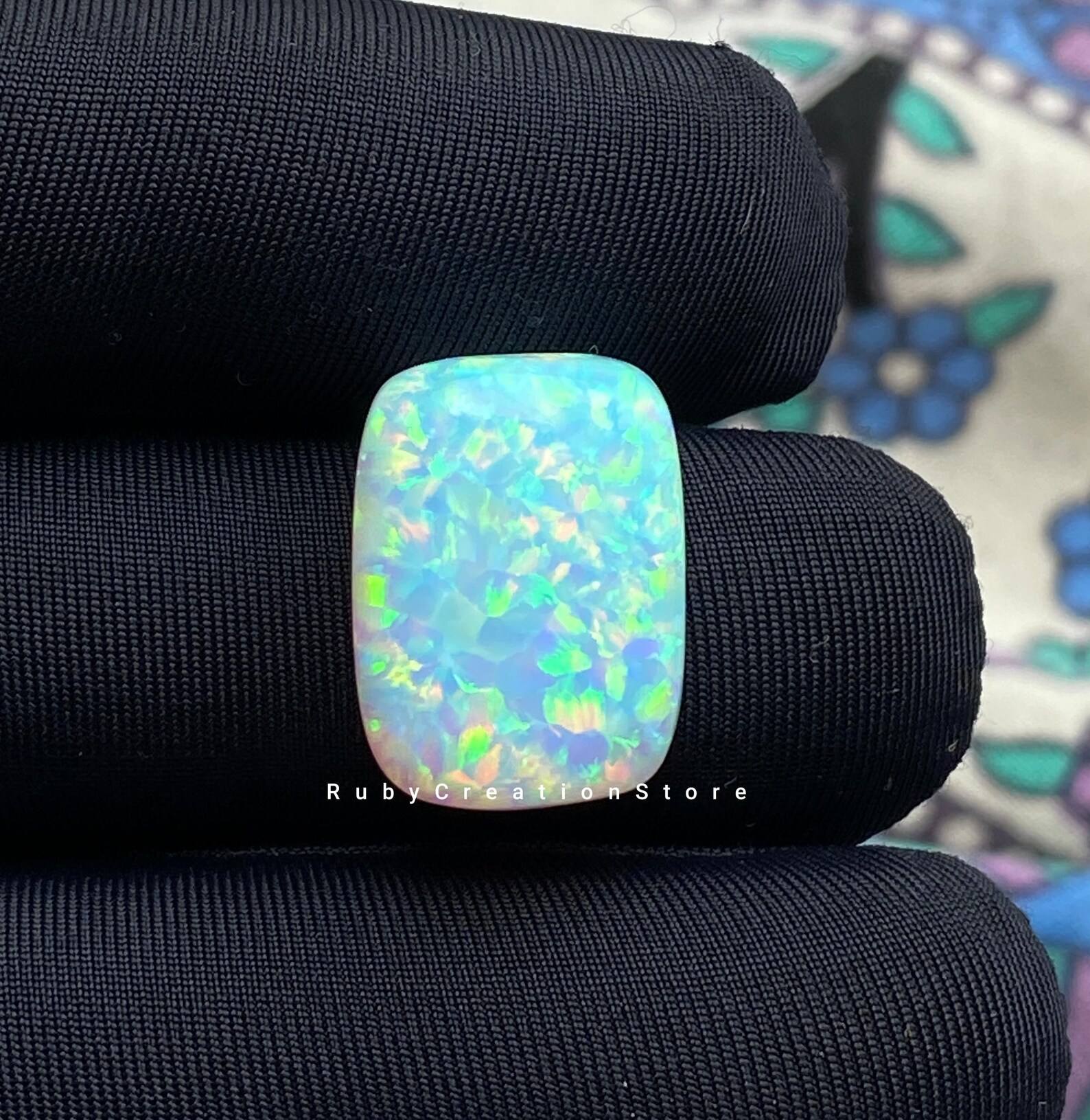 ไฟหลากสีบนพื้นสีขาว