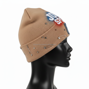 หมวกบีนนี่ผู้หญิง ผ้าถักนุ่ม 280GSM สีเบจ ปักลายและติดผ้าเดนิม โลโก้แบบกำหนดเอง หมวกบีนนี่ลายแจ็คการ์ดประดับหมุดโลหะ - Product Image 4