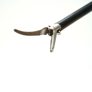 คีมจับเข็มผ่าตัดแบบพรีเมียม คีมผ่าตัดแบบใช้ในกล้องส่องตรวจภายใน คีมจับเข็มแบบไบโพลาร์พร้อมสายเคเบิล สำหรับการผ่าตัดผ่านกล้อง ใช้ซ้ำได้ - Product Image 4