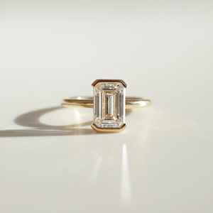Bague en moissanite taille émeraude sertie en bélière de 2,07 carats, couleur D, pureté VVS1, élégante bague solitaire à taille étagée dans un sertissage moderne en bélière - Product Image 1