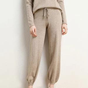 Ensemble deux pièces de survêtement élégant pour femmes, pour la course à pied, le yoga et les vêtements de sport en plein air. - Product Image 3