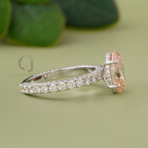 Anillo de compromiso con halo de diamantes cultivados en laboratorio de 2.04 ct, color rosa intenso, corte ovalado, banda pavé brillante, joyería única para aniversario. - Product Image 2