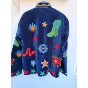 Blouson bomber en cuir de peau de mouton matelassé court, réversible, à imprimé animalier, avec broderie Suzani faite main en velours bleu nuit - Product Image 4