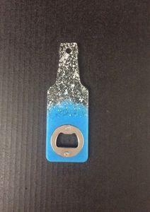 Ouvre-bouteille en résine et en métal artisanal offrant une touche décorative et une utilité en une seule pièce pour un décor de bar élégant - Product Image 5