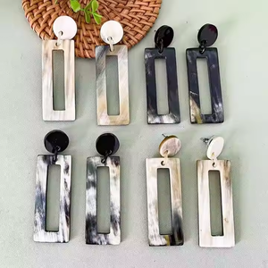 Pendientes de Perlas con Forma de Mariposa, Diseño Moderno y Elegante, Hechos a Mano, de Lujo, para Mujer - Product Image 3