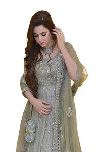 Robe de soirée en mousseline de soie fantaisie de style pakistanais traditionnel pour femmes, design Salwar Kameez pour les occasions spéciales - Product Image 4