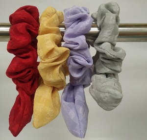 Chouchou en tissu polyester imprimé avec nœud sur le dessus pour les filles et les dames chouchous en tissu polyester fantaisie - Product Image 3