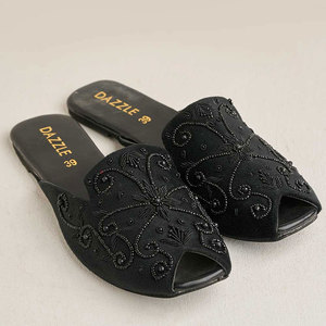 Embrassez l'élégance intemporelle : Khussa classique personnalisable en velours, fait main, tendance mode, imprimé, antidérapant - Product Image 1