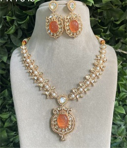 Conjunto Kundan chapado en oro de calidad superior de lujo Conjunto de collar elegante con pendientes Aspecto de piedra para compromiso o boda para mujer - Product Image 2