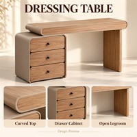 Coiffeuse personnalisée en bois clair veiné avec plateau incurvé, trois tiroirs et espace de rangement ouvert pour chambre à coucher