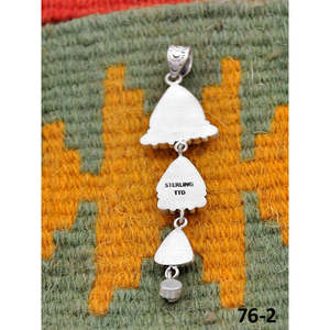 Pendentif Santa Maria fait main du sud-ouest avec incrustation en argent sterling et serti de buffle blanc et de turquoise - Product Image 4