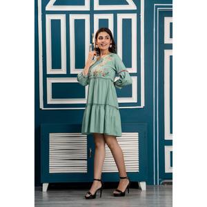 Pista Verde Floral Bordado Mini Fit y Vestido Acampanado - Product Image 4