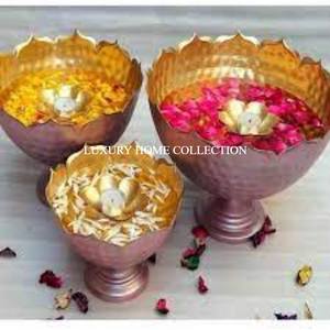 Maravilloso diseño de forma redonda decoración de flores de latón antiguo Urli Bowl más alta calidad Vintage Classic Table Top Urli Set - Product Image 3