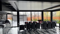 Pergola Bioclimatique Rétractable en Alliage d'Aluminium Platine, Revêtement Poudré, Écologique, Étanche, Anti-Rongeurs, Anti-Pourriture, Moderne et Élégante