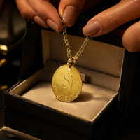 Collier avec pendentif plaqué or, logo gravé au laser personnalisé, bijoux de marque de luxe, OEM ODM
