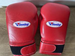 Gants de boxe MMA en cuir de conception OEM, entraînement, imperméables, évacuation de l'humidité, légers, fermeture à scratch, couleur rouge - Product Image 6