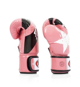 นวมชกมวย Fairtex สีชมพู พร้อมโลโก้สั่งทำพิเศษ หนังน้ำหนักเบา กันน้ำ แบบผูกเชือก สำหรับฝึกซ้อมและแข่งขัน MMA มวยไทย - Product Image 4
