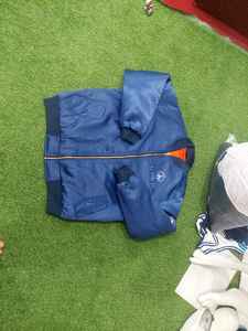 Veste bomber de sport pour homme personnalisée, style streetwear, en satin matelassé, fermeture éclair, col côtelé, poche avant, coupe-vent, imperméable - Product Image 2