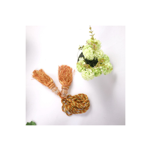 Des accessoires de rideaux à pampilles de fabrication complexe avec des couleurs vives ajoutent de l'élégance et du charme à tout décor de chambre - Product Image 1