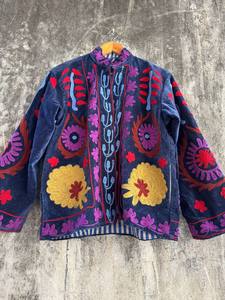Chaqueta de terciopelo de diseñador con adornos Suzani – Abrigo de mujer bohemio de lujo bordado a mano y colorido - Product Image 2